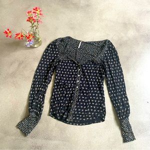 Free People Navy Floral Pattern Spring Medium Flattering Kissin Kate Top EUC
